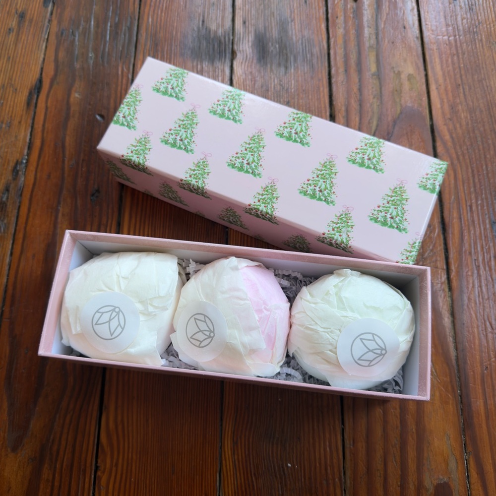 NEW Set of 3 Musee large bath bombs w treasures inside